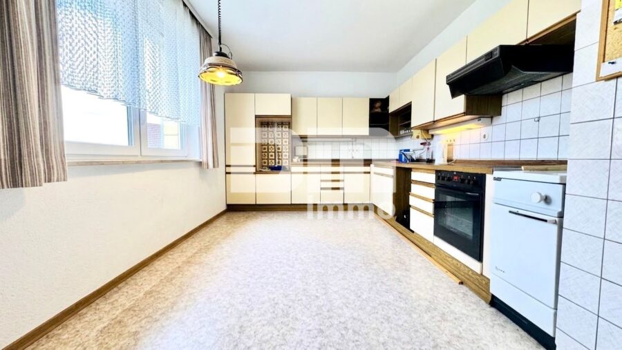 Großzügiges 1-2 Familienhaus mit vielseitigem Nutzungspotenzial und schönem Garten - EG Wohnküche mit EBK
